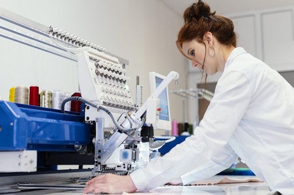 Automazione industriale tessile Donna in un'industria tessile.